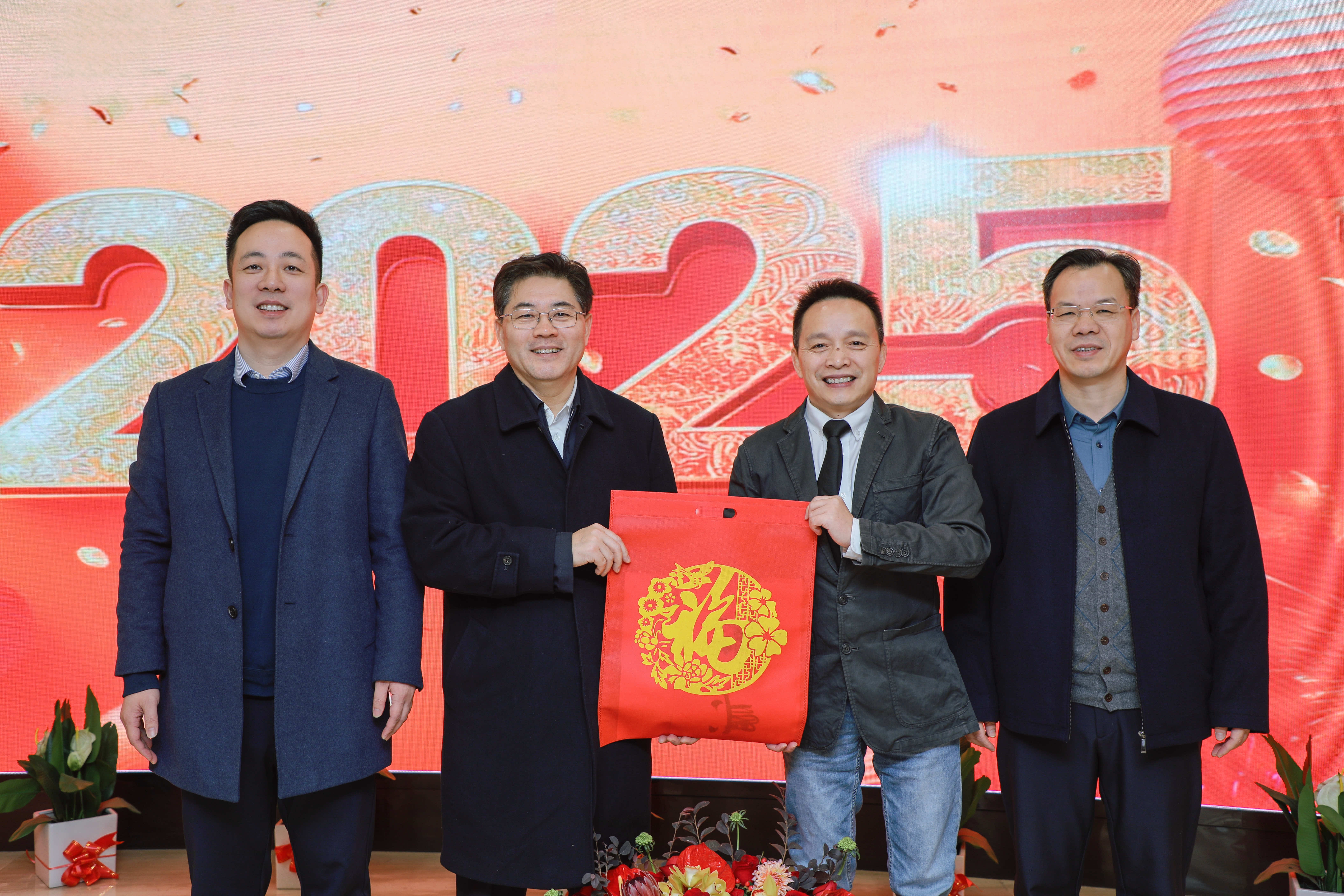 省委統戰部部長隋忠誠一行到鹽津鋪子開展春節走訪慰問