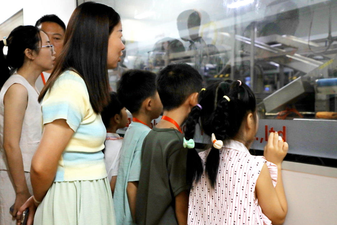 萌娃探班!2025鹽津鋪子員工家人開放日活動正式舉行 萌娃探班!2025鹽津鋪子員工家人開放日活動正式舉行